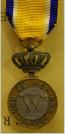 Eremedaille Orde van Oranje Nassau in brons, plus oorkonde op naam (gedateerd 1961, A4-formaat) en documentkoker van de Kanselarij. Prijs: 135,-