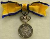Eremedaille Orde van Oranje Nassau in zilver. Damesopmaak. Inclusief originele cassette. Prijs: .155,-