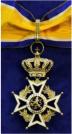 Commandeur in de Orde van Oranje Nassau. Verguld zilveren gemailleerd kruis aan halslint. Maker: 's-Rijkmunt. Prijs: .745,-