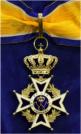 Keerzijde van de Commandeur in de Orde van Oranje Nassau. Verguld zilveren gemailleerd kruis aan halslint. Maker: 's-Rijkmunt.