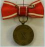 Keerzijde van de Medaille voor Trouwe Dienst van het Nederlandse Rode Kruis. Met gesp XX. Voor een dame, met strik. 