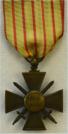 Keerzijde van Frankrijk: Croix de Guerre ofwel Oorlogskruis. Ingesteld in 1915 ter beloning van daden van moed. Vroege versie met jaartallen 1914-1916.