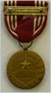 Keerzijde van USA: Army Good Conduct Medal, ingesteld in 1941. Slot brooch. Op de keerzijde gedateerd: Nov. 68. Periode Vietnamoorlog. Ontwerp van J. Kiselewski. Prijs: .