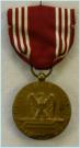 USA: Army Good Conduct Medal, ingesteld in 1941. Slot brooch. Op de keerzijde gedateerd: Nov. 68. Periode Vietnamoorlog. Ontwerp van J. Kiselewski. Prijs: .22,50