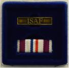 Gesp ISAF (Afghanistan 2002) plus baton voor de Herinneringsmedaille Vredesoperaties. In doosje van uitgifte. Prijs: .25,-