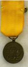 Draagminiatuur van de Medaille voor Trouwe Dienst bij de Koninklijke Landmacht. Brons, 12 jaar. Periode: Juliana, diameter 16mm. Prijs: .20,-