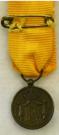 Keerzijde van de Draagminiatuur van de Medaille voor Trouwe Dienst bij de Koninklijke Landmacht. Brons, 12 jaar. Periode: Juliana, diameter 16mm. 