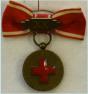 Medaille voor Trouwe Dienst van het Nederlandse Rode Kruis. Met gesp XX. Voor een dame, met strik. Prijs: .35,-