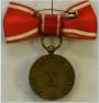 Keerzijde van de Medaille voor Trouwe Dienst van het Nederlandse Rode Kruis. Met gesp XX. Voor een dame, met strik. 