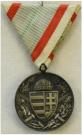 Hongarije: Herinneringsmedaille 1914-1918, ook wel Pro Deo et Patria. Ingesteld in 1919. Versie voor combattanten. Aan driehoekig opgemaakt lint. Prijs: .25,-