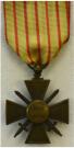 Keerzijde van Frankrijk: Croix de Guerre ofwel Oorlogskruis. Ingesteld in 1915 ter beloning van daden van moed. Vroege versie met jaartallen 1914-1916.