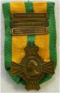 Oorlogsherinneringskruis (OHK) met 3 gespen: Krijg ter Zee 1940-1945, Nederland Mei 1940, Middellandse Zee 1940-1945. Ingesteld 1944. Ontwerp: Frans Smits. Maker: Kon. Begeer. Leverancier: Tack, Breda. Prijs: .125,-