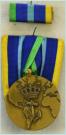 Marinemedaille met baton. Ingesteld in 1985. Voor waardering voor langdurige operationele dienst. Prijs: .85,-