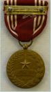 Keerzijde van USA: Army Good Conduct Medal, ingesteld in 1941. Slot brooch. Op de keerzijde gedateerd: Nov. 68. Periode Vietnamoorlog. Ontwerp van J. Kiselewski. Prijs: .