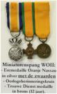 Miniaturenspang Eremedaille in Zilver Orde van Oranje Nassau met de zwaarden; Oorlogsherinneringskruis; Trouwe Dienst medaille in brons (periode Juliana). Prijs: .85,-