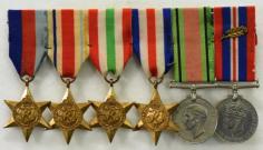 Brits spang Tweede Wereldoorlog. 1939-45 Star, Africa Star, Italy Star, France & Germany Star, Defence Medal, War Medal met MID ('Mentioned in Dispatches', i.e. Eervolle Vermelding). Prijs: .195,-