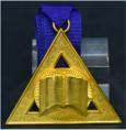Heilig Koninklijk Gewelf (Holy Royal Arch). Cordonjuweel Derde Opziener (Third Principal). Maker: Toye, Kenning & Spencer, London. Prijs: �.45,-