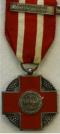Het Nederlandsche Roode Kruis 1940-1945, met gesp Indonesi� 1945-1950. Slechts 1200 exemplaren met gesp uitgereikt! Berlijns zilver met ge�mailleerd kruis. Originele lint. Prijs: �.145,-