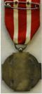 Keerzijde van het Het Nederlandsche Roode Kruis 1940-1945, met gesp Indonesi� 1945-1950. Slechts 1200 exemplaren met gesp uitgereikt! Berlijns zilver met ge�mailleerd kruis. Originele lint.