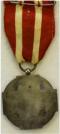Keerzijde van Het Nederlandsche Roode Kruis 1940-1945. Berlijns zilver met ge�mailleerd kruis. Originele lint. 