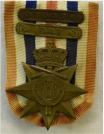 Ereteken voor Orde en Vrede, met gespen 1946 en 1947. Ingesteld 1947. In gedragen staat. Prijs: �.45.