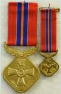Bondsmedaille voor meerjarig lidmaatschap Bond van Nederlandse Militaire Oorlogs- en Dienstslachtoffers. Ingesteld 1955. Voor 50-jarig lidmaatschap. Inclusief cassette en miniatuur. Maker: Koninklijke Begeer. Prijs: �.50,-