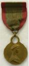 Belgi�: Koningin Elisabeth Medaille. Eerste Wereldoorlog. Ingesteld 1915. Voor diensten m.b.t. verzorging van zieken/gewonden. Originele speld. Schaarser voorkomend. Prijs: �.75,-